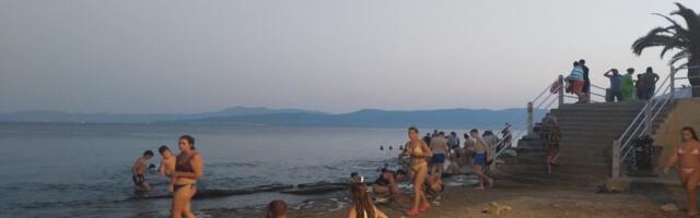 Grci uklanjaju peškire i ležaljke sa plaža: Ko ovako „čuva mesto“ može ostati bez svega
