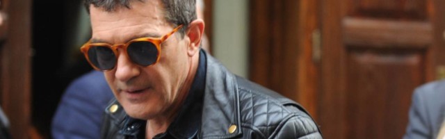 Antonio Banderas pokušao da sakrije sede pa ispao smešan jer izgleda kao da se sam farbao kod kuće
