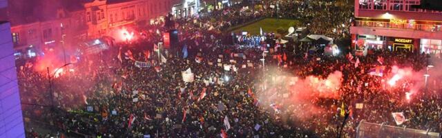 HIT transparent sa protesta: Ukrštene reči koje su pobrojale sve skandale ove vlasti (FOTO)