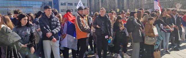 FOTO, VIDEO: Učenici Zrenjaninske gimnazije krenuli u protestnu šetnju do Bečeja