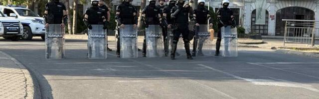 Kragujevčani ne žele da se tuku međusobno- Policija sklonila barikade, a građani tiho opstruišu saobraćaj