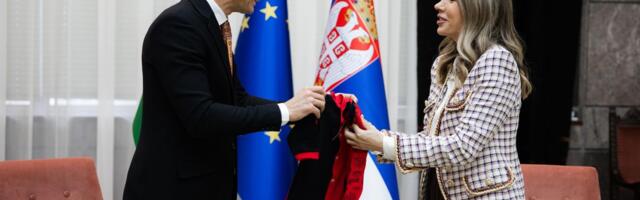 Ministarka Đedović Handanović dobila emotivan poklon iz Mađarske sa imenom svoje ćerke na poleđini