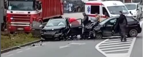 SAOBRAĆAJKA KOD SEVOJNA: Vozila smrskana, Hitna pomoć i policija na terenu