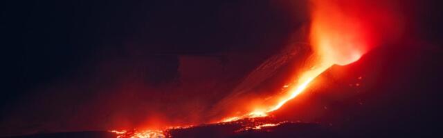 NAJČUVENIJI VULKAN U EVROPI IZBACIO LAVU: Spektakularni prizori erupcije, evo kolika opasna preti obližnjim selima (VIDEO)