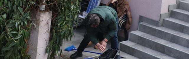 PRVE SLIKE ČOLINE ĆERKE NAKON ŠTO JE BAČENA BOMBA: Lara sedi slomljena u dvorištu, srča na sve strane, komšiji popucala stakla od detonacije