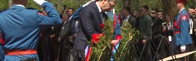 UŽIVO VUČIĆ U DONJOJ GRADINI: Predsednik se poklonio žrtvama ustaških zločina i genocida u Jasenovcu