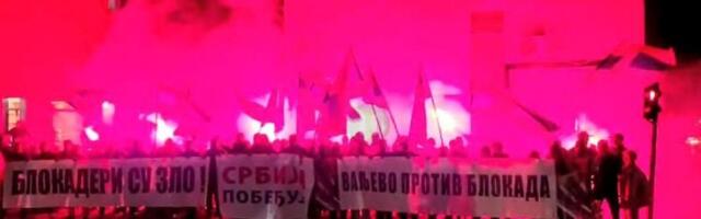 Sijalo Valjevo: Aktivisti SNS-a prošetali gradom, blokaderi pobegli (VIDEO)
