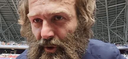 Od ekscentrika do duhovnika: Bivši reprezentativac Srbije pustio dugu kosu i bradu, pa stigao na meč PSŽ-a i Arsenala (VIDEO)