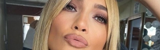 Svet je poludeo za novim JLO zavesa – šiškama