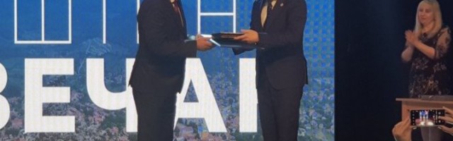 VUČIĆ DOBIO KLJUČEVE ZVEČANA, Petković pročitao predsednikovo pismo: Kosovo i Metohija će mi uvek biti prva misao!