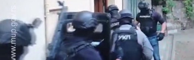SPECIJALCI UPALI U KUĆU, RAZVALILI VRATA I SAVLADALI RAZBOJNIKA! Pogledajte spektakularnu akciju hapšenja Crnogorca koji je s "uzijem" divljao po Vračaru