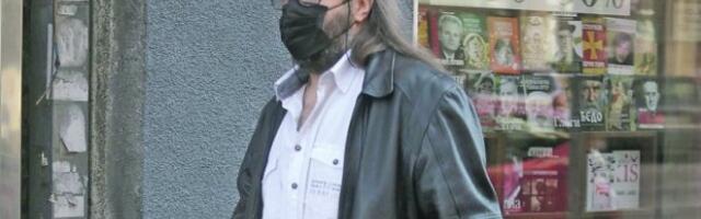 PAPARACO! POZNATI KANTAUTOR PROMENIO LIČNI OPIS! Pratili smo ga po centru Beograda - evo šta je sve radio!