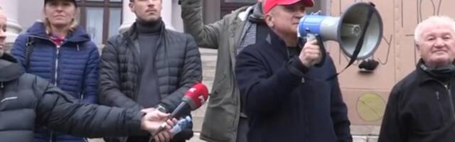 Nakon što je uporedio Novaka sa Isusom, Srđan Đoković je pozvao ljude na protest na koji je došlo stotinjak građana