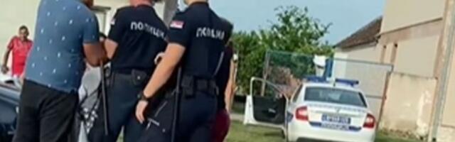 GRUPA LJUDI NAPALA POLICAJCA: Dramatična scena u Pančevu! (VIDEO)