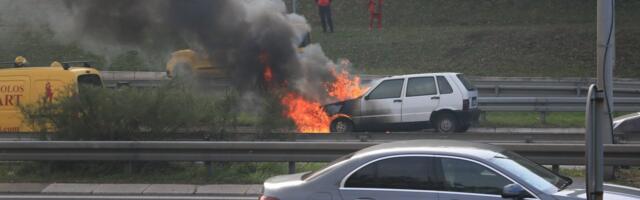 Buktinja na autoputu! Zapalio se automobil (FOTO/VIDEO)