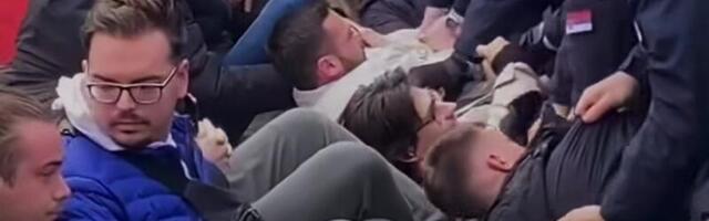 Policija sklonila studente koji su blokirali pristalice SNS da odu u Beograd (video)