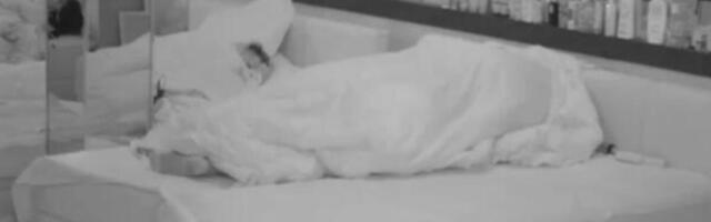 HOĆE DA PRAVE SINA DOK IH MILIONI GLEDAJU?! Razmenjivali izlučevine, pa legli pod POKRIVAČ - nacija izneverovala