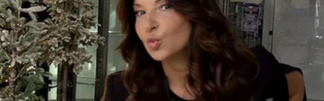 Sanja Marinković provocira: Voditeljka pozirala u miniću i štiklama pa pokazala bujni dekolte u ovoj pozi