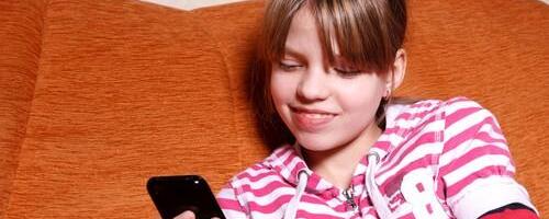 Devedesete se vraćaju: Nostalgičari oduševljeni jeftinom spravicom koja menja svaki telefon!