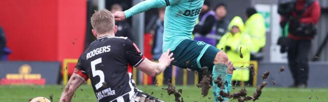 'Šmek prošlih vremena': Grimzbi i Vulfsi plesali po kaljuzi - u fotografijama