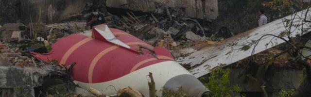 AVION SE SRUŠIO NA SRED PUTA! Ljudi u POTPUNOM ŠOKU: Trčali smo da bismo ga izbegli! (VIDEO)