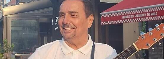 NAROD SA SVIH STRANA: Dragan Kojić Keba zapevao na ulicama Niša i oduševio građane (FOTO)