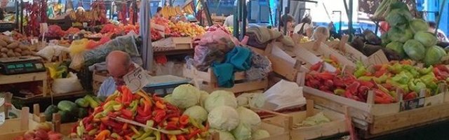 PONOVO RADI PIJACA U GRADIŠTU! Svi sa maskama i rukavicama, ALI NA TEZGAMA SVEŽE VOĆE I POVRĆE! (FOTO)