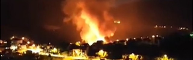 /VIDEO/ UŽICE POD OBLAKOM DIMA, VATRA KULJA IZ NEKADAŠNJEG STUDENTSKOG DOMA! Zavijaju sirene, vatrogasci se bore sa požarom!