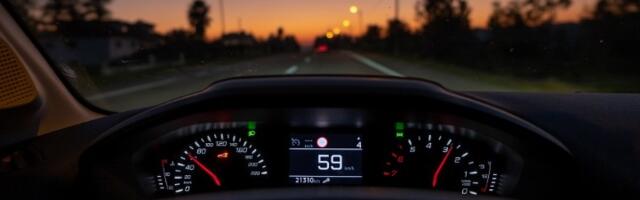 Trik zaludeo internet - kako da otključate automobil ako vam ne radi daljinski (VIDEO)