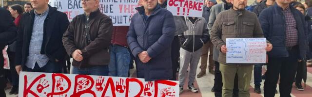 Priveden muškarac u Vranju zbog lepljenja plakata sa simbolom krvave ruke, pa pušten
