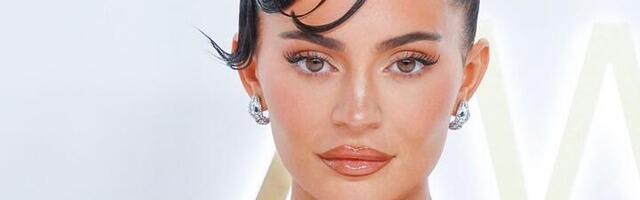 Najdublji dekolte ikada! Grudi samo što ne ispadnu - ne znaš gde pre da gledaš (VIDEO)