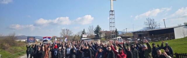 "UZ BOŽIJU POMOĆ!" Srbi sa Kosmeta koji pešače ka Beogradu kraj krsta poslali moćnu poruku (VIDEO)