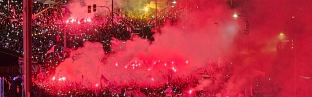 SRBIJA OSVETLELA BEOGRAD! Moćan prizor na svenarodnom skupu - Ovo se jednom viđa! (FOTO/VIDEO)