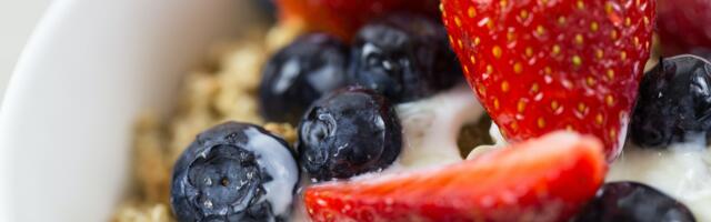 Posni kolač sa limunom i borovnicama