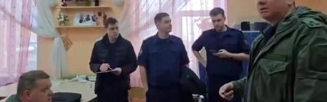 PUCAO DRUGARICI IZ SIGNALNOG PIŠTOLJA U LICE! Pokušao da pobegne, pa se povredio! Stravičan incident u školi u Rusiji! (VIDEO, FOTO)