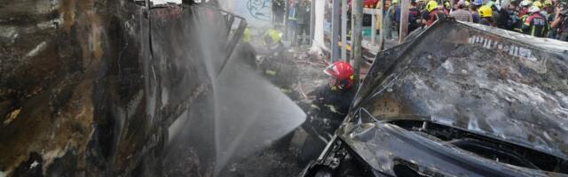 UZNEMIRUJUĆI SNIMCI! Najmanje 8 mrtvih u sudaru autobusa i voza u Bangkoku