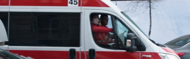 Muškarca priklještilo teretno vozilo na parkingu tržnog centra