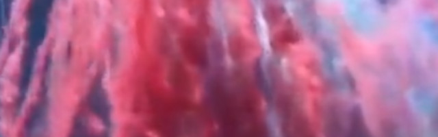 NEBO IZNAD ZVEČANA U BOJAMA SRPSKE ZASTAVE! Fantastičan prizor sa proslave Dana srpskog jedinstva na Kosovu! (VIDEO)