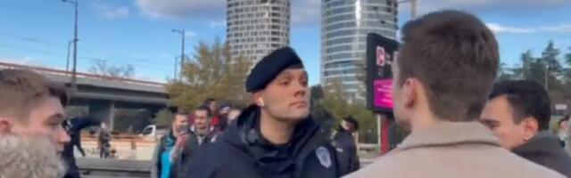 Policajac nasrnuo na aktivistu u Beogradu - zar ćete da gurate goloruki narod