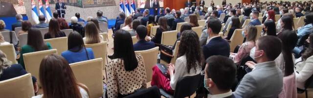 Vučić uručio ugovore o radu za najbolje diplomce medicinske struke