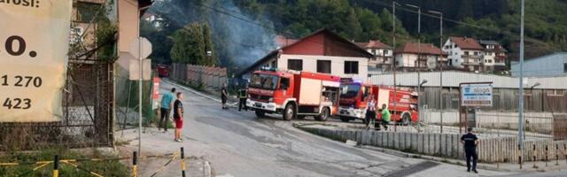Горела напуштена фабрика у Новој Вароши, густ дим прекрио насеље