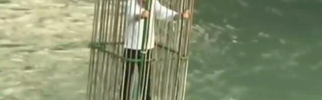 Jedini grad na svetu koji svoje grešne političare zatvara u kaveze i potapa u reku