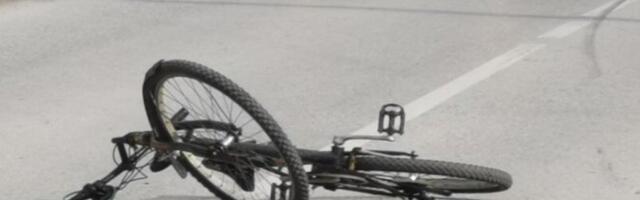 MALOLETNIK BICIKLOM NALETEO NA AUTOMOBIL U KOTEŽU: Povređeni dečak (15) prevezen u Tiršovu