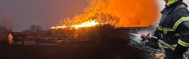 Veliki požar u Zrenjaninu se širi! Vatra bukti na sve strane, veliki broj vatrogasaca na terenu (VIDEO)