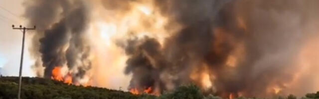 Požari kod Atine, vatru gasi pet helikoptera, dva kanadera i 60 vatrogasaca
