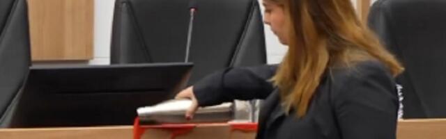 Haos u Skupštini Beograda: Crvena farba prosuta po stolu predsedavajućeg i govornici (VIDEO)