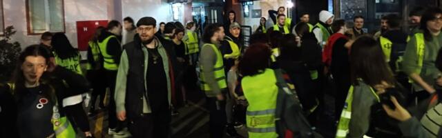 Žestok sukob ispred RTS: Žandarmerija pendrekom na studente (VIDEO)