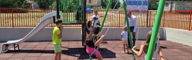 Novo dečje igralište u Malim Pčelicama (FOTO)