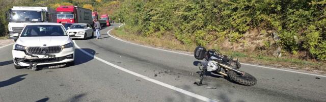 Sudar motocikla i dva vozila u selu Vrelo kod Niša