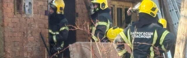 DRAMATIČNA NOĆ KOD PARAĆINA, MAJKA I SIN IZVUČENI IZ VATRE: Požar progutao porodičnu kuću, pretvorila se u prah i pepeo, ali su njih dvoje spaseni